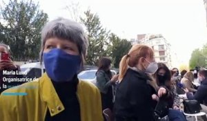 « Sofagate » : des femmes protestent en s’asseyant  devant l’ambassade de Turquie à Paris