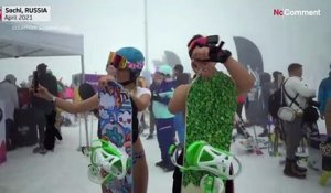 Shorts et bikinis sur la neige de Sotchi en Russie