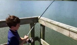 Un alligator vient dévorer le poisson de cet enfant qui pêche