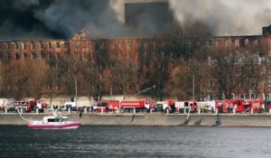 Depuis deux jours une usine historique brûle à Saint Pétersbourg
