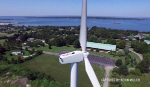 Ce que ce pilote de drone découvre au sommet d'une éolienne est dingue