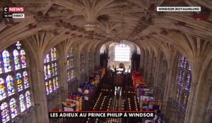 Funérailles du Prince Philip : Regardez ce moment très impressionnant où le cercueil du prince Philip entre dans la chapelle Saint-George du palais de Windsor