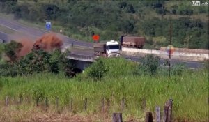 Un camion perd sa remorque en pleine route