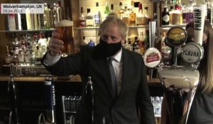 Boris Johnson savoure sa première bière en public depuis l'assouplissement des restrictions