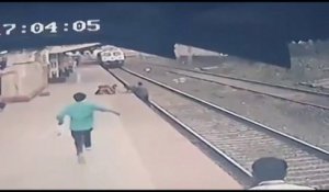 Inde : Après un sprint de 30 mètres, il parvient de justesse à sauver un enfant tombé sur la voie ferrée