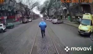 Il rate son tramway et décide de courir devant pour se venger