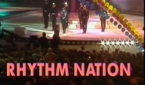 Janet Jackson chante "Rhythm Nation"