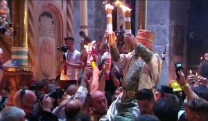 Les orthodoxes célèbrent Pâques, la cérémonie du "feu sacré" retrouve des couleurs à Jérusalem