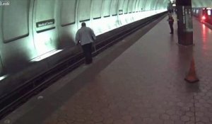 Un aveugle tombé sur les rails du métro est sauvé inextremis