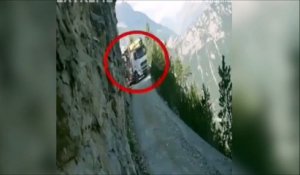 Un chauffeur est vraiment doué sur cette route de montagne