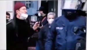 Ce policier allemand ridiculise un manifestant d'une façon géniale