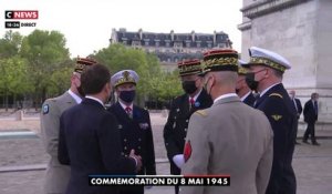 8 mai 1945 : Emmanuel Macron discute très longuement devant les caméras avec les responsables militaires français
