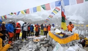 Un alpiniste népalais gravit l'Everest pour la 25ème fois, un record mondial