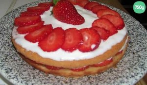 Gâteau, fraises et chantilly