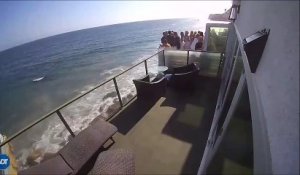 Un balcon s'effondre sous le poids des fêtards et les envoie dans la mer à Malibu !