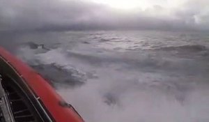 Les garde-côtes sautent sur un sous-marin en mouvement
