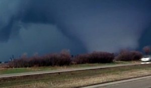 Une spectaculaire tornade s'abat sur l'Illinois