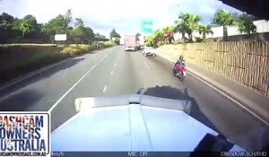 Un biker se retrouve dans la remorque d'un camion avec sa moto