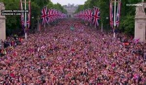 En clôture de son jubilé, la reine Elizabeth II fait une apparition surprise au balcon de Buckingham