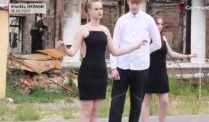 Des étudiants ukrainiens dansent la valse à Kharkiv