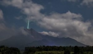 Ce photographe indonésien immortalise la chute d'un météore, qui semble s'écraser dans la cratère d'un volcan
