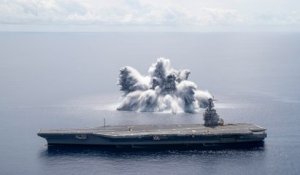Une explosion réelle pour simuler une attaque sur un porte-avions de l’US navy