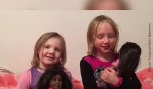 Elle offre des poupées noires à ses filles blanches