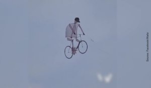 Un homme cerf-volant sur un vélo