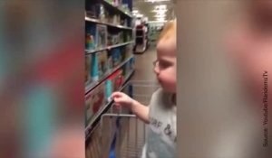 Ce petit garçon va au magasin de jouets pour la première fois