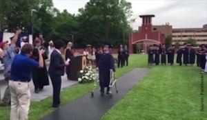 Il se lève de son fauteuil roulant pour recevoir son diplôme (Vidéo)