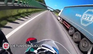 Ce motard de la police lituanienne poursuit un suspect à moto à 200 kmh et ne veut rien lâcher !