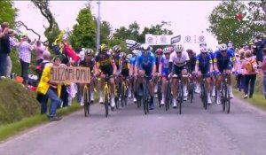 Tour de France 2021 : chute massive dans le peloton à cause d’une pancarte tenue par une spectatrice