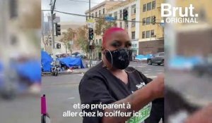 Elle transforme un coin de rue en salon de coiffure pour les sans-abri