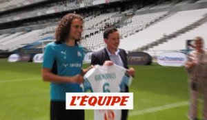 Guendouzi pose avec le maillot de l'OM - Foot - Transferts - OM