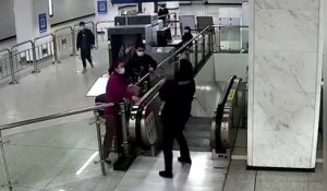 Sauvetage d'un bébé sur un escalator... De justesse