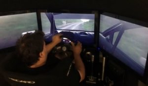 Un pilote de rallye joue à un jeu vidéo de course de voiture... Efficace