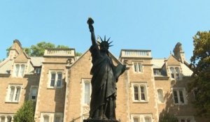 La réplique miniature de la statue de la Liberté trône désormais à l'ambassade de France de Washington
