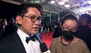 Le cinéaste Jae Rim Han sur les marches pour Emergency declaration - Cannes 2021