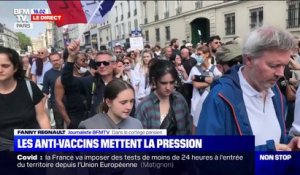 Une manifestation contre le pass sanitaire, emmenée par Florian Philippot, Frigide Barjot et Francis Lalanne, défile dans les rues de Paris