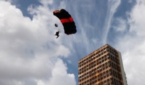 À la Courneuve, un saut en parachute de l’extrême depuis une tour abandonnée