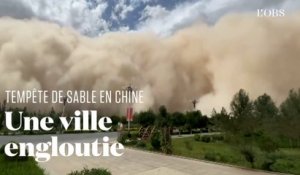 Une impressionnante tempête de sable recouvre la ville de Dunhuang en Chine