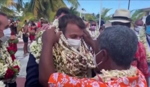 Emmanuel Macron reçoit de nombreux colliers de fleurs et coquillages à son arrivée aux Tuamotu