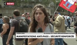 Ozlem Unal en direct du 17ème arrondissement de Paris pour la manifestation contre le pass sanitaire