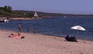 En Sardaigne, des touristes pillent les plages