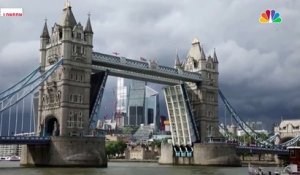 Le pont basculant de Londres, Tower Bridge, coincé en position levée à cause d'un "incident technique", perturbant fortement le trafic dans la capitale anglaise