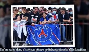 Lionel Messi au PSG - un journaliste craque et hurle son bonheur lors de la conférence de présentati