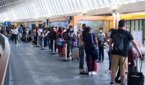 Des touristes quittent la Martinique qui s'est reconfinée