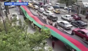 Afghanistan: un drapeau géant déployé par des manifestants, en geste de défi aux talibans