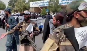 Kaboul : plusieurs centaines d'Afghanes manifestent pour montrer leur soutien aux talibans