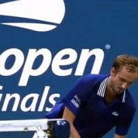 Daniil Medvedev célèbre sa victoire sur Novak Djokovic en imitant... la carpe !